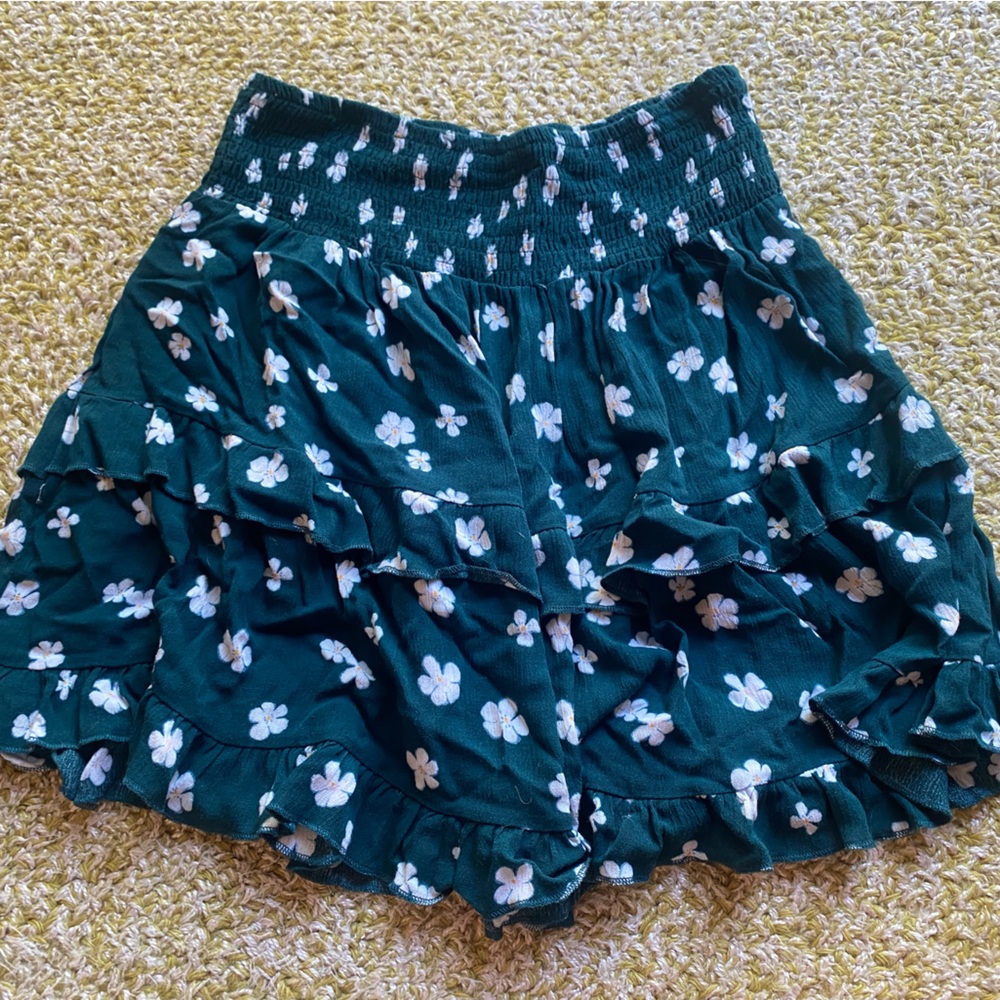American Eagle- L.A. Hearts skirt. Dark Green with daisies.